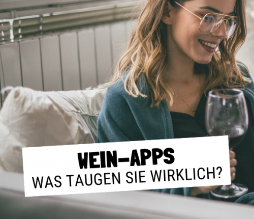 Frau sitzt auf Sofa mit Wein der Weinheimat Württemberger in der Hand auf dem Handy nach Wein Apps