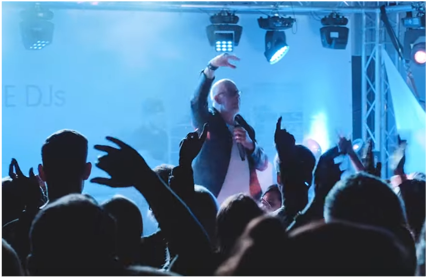 Events 2022: DJ Wolfgang heizt den Gästen auf dem Dancefloor ein