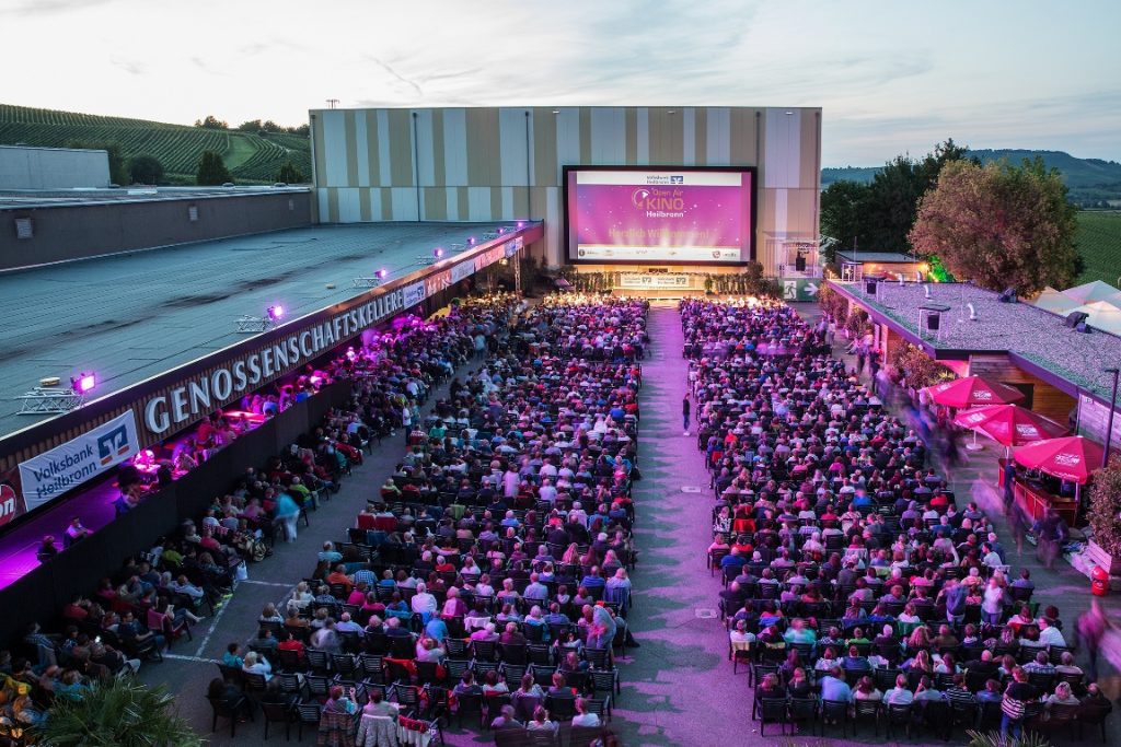 Man sieht das gefüllte Open-Air-Kino-Heilbronn, im Innenhof der Genossenschaftskellerei Heilbronn