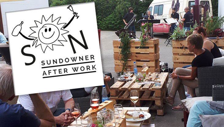 Events im Juli 2022: Das Sundowner Afterwork der Weingärtner Marbach, Gäste sitzen gemütlich auf Garnituren aus Weinkisten im Freien.