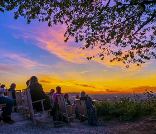 Das Remstalkino bei Sonnenuntergang, Menschen sitzen in den Stühlen und schauen in den Himmel über dem Remstal.