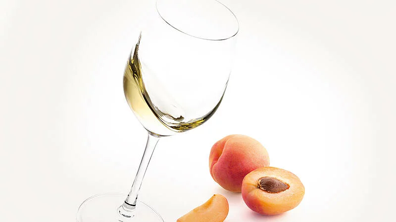 Symbolbild mit Weinglas und Weißwein