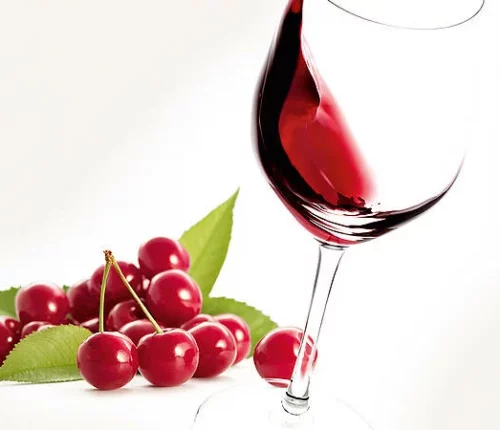 Grafik zum Trollinger: Rotweinglas mit Kirschen, dem typischen Aroma dieses Weines
