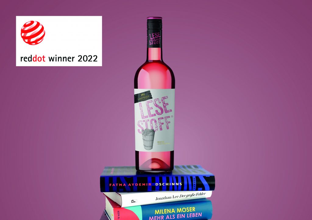 Lesestoff Rosé der Lauffener Weingärtnern steht auf Bücherstapel