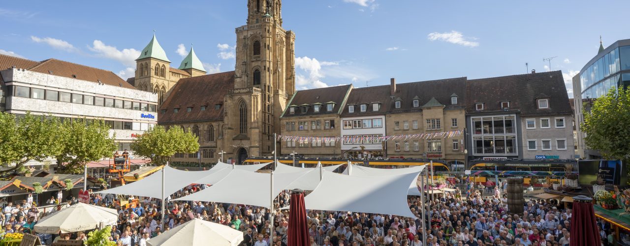 Heilbronner Weindorf 2022 Eröffnung: Der Kiliansplatz gefüllt mit MenschenKiliansplatz in