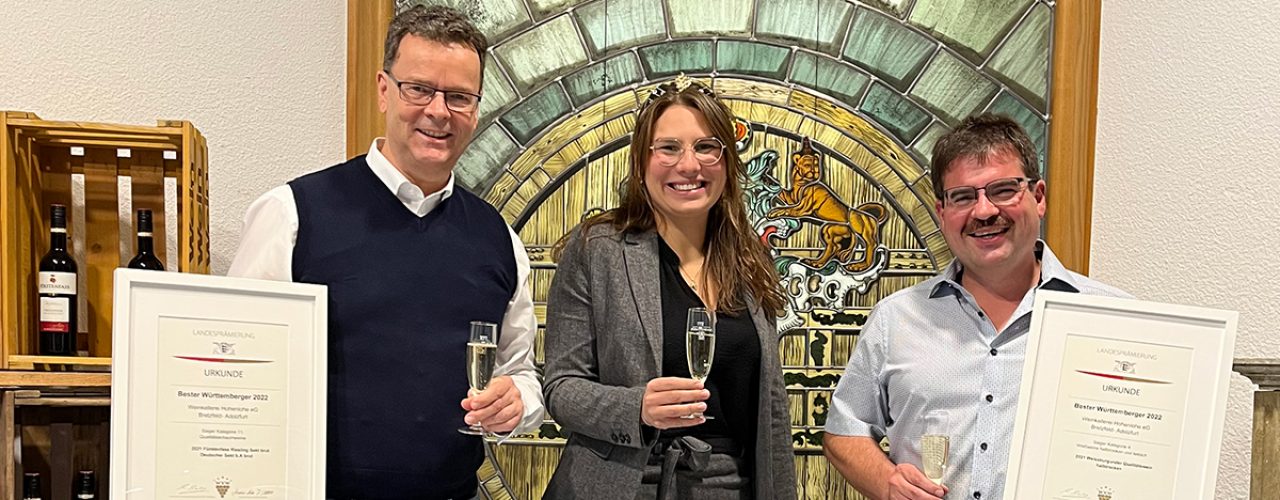 Tamara Elbl im Keller der Weinkellerei Hohenlohe, zusammen mit Geschäftsführer Eberhard Brand und Kellermeister Marc Schmitgall, sie übergibt die beiden Siegerurkunden zum "Besten Württemberger"