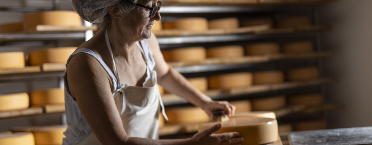 Käse aus dem Remstal: Doro Vosseler bei der Erzeugung der Delikatesse