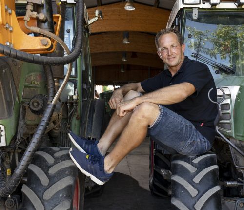 Macher im Weinberg: Steffen Maile sitzt auf den Rädern seines landwirtschaftlichen Nutzfahrzeugs.