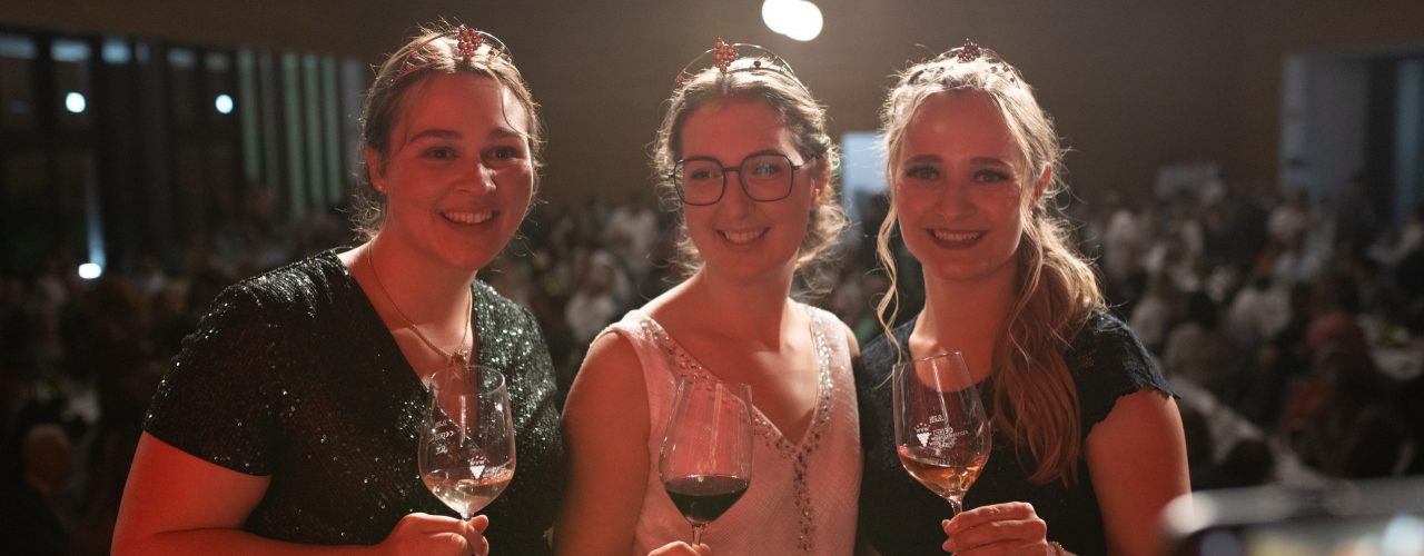 Die Württemberger Weinhoheiten: Weinprinzessin Lisa-Marie Blatt, Weinkönigin Carolin Häußer und Weinprinzessin Birthe Meseke