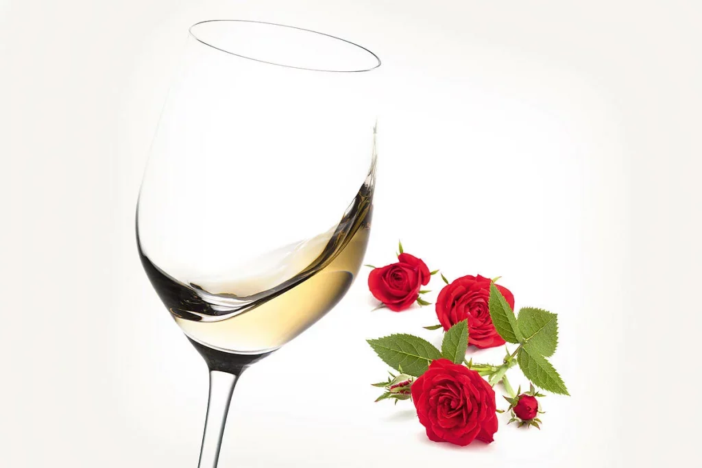 Grafik eines Weinglases mit Gewürztraminer, daneben Rosen - eine der typischen Aromen des Gewürztraminers