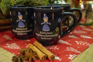 Tassen für Glühwein auf dem Heilbronner Käthchen Weihnachtsmarkt