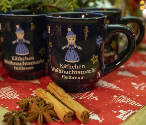 Tassen für Glühwein auf dem Heilbronner Käthchen Weihnachtsmarkt