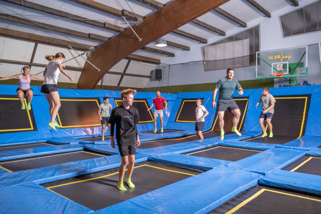 Der Mega Jump Trampolinpark von innen, Menschen beim Sport