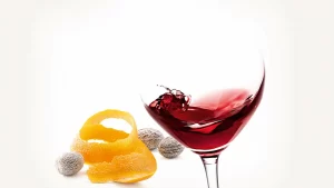 Grafik Weinglas mit Rotwein plus mehrere Früchte daneben, die die typischen Aromen des Muskattrollingers darstellen