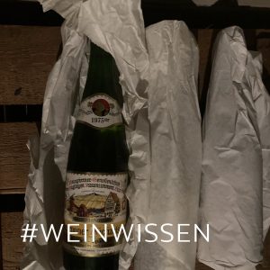 Sehr alte Flasche Wein der Weingärtner Cleebronn Güglingen, durch richtige Weinlagerung gut erhalten