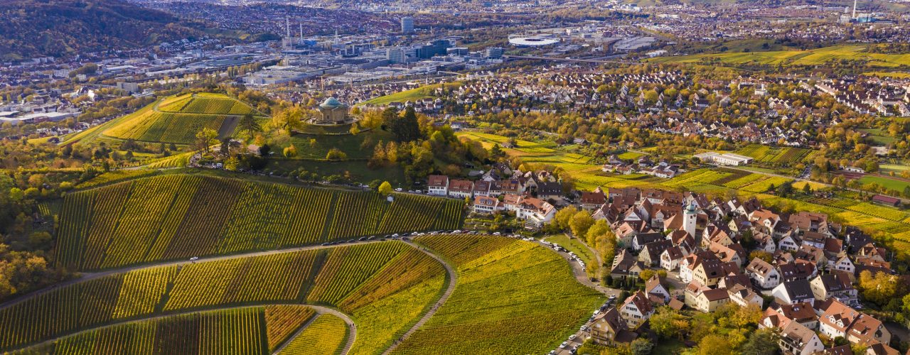 Der Württemberg aus der Luft aufgenommen, hier kommt man auf dem im Artikel beschriebenen Stuttgarter Weinwanderweg vorbei.