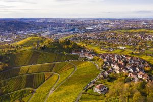 Der Württemberg aus der Luft aufgenommen, hier kommt man auf dem im Artikel beschriebenen Stuttgarter Weinwanderweg vorbei.