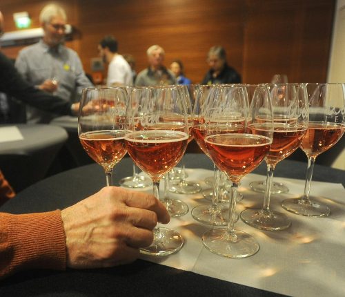 Wein-Lese-Tage in Marbach: Mehrere Rotweingläser nebeneinander, eine Hand greift eines der Gläser am Stiel