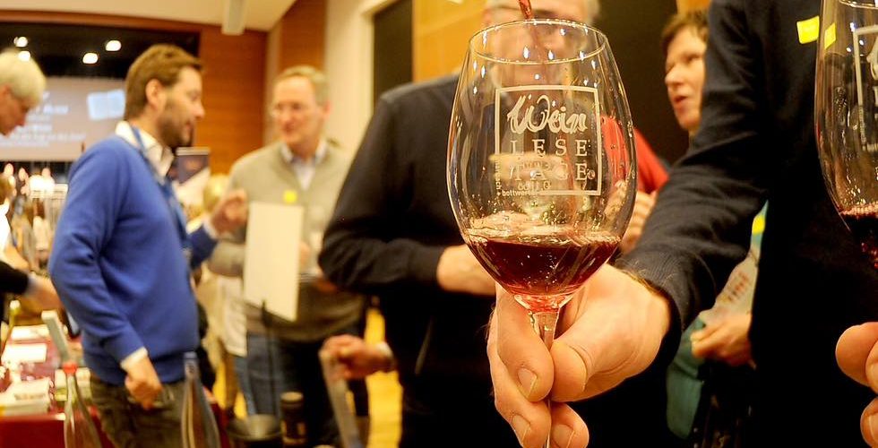Wein-Lese-Tage in Marbach: Man sieht, wie an einem der Verkostungsstände ein Glas Rotwein eingeschenkt wird.