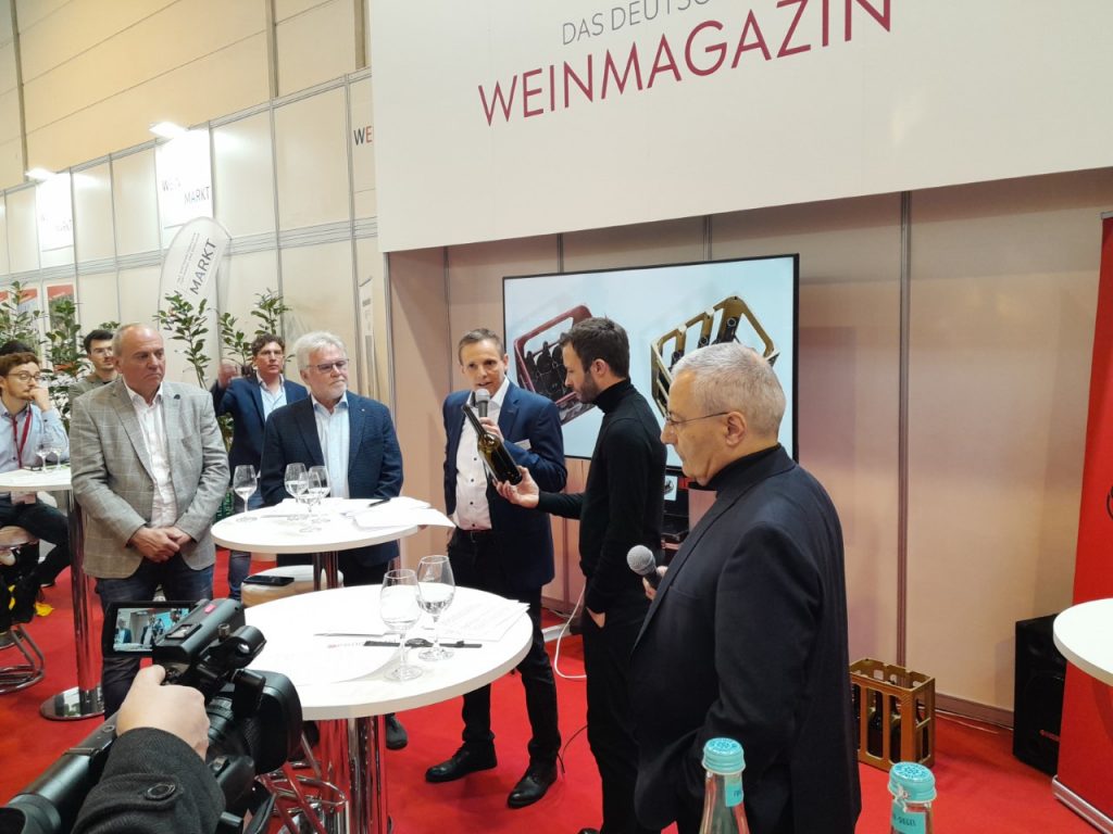 Ulrich Breutner, Günter Giuder, Werner Bender und Patrick Hilligardt bei der Vorstellung der 0,75 Liter Mehrwegflasche auf der ProWein