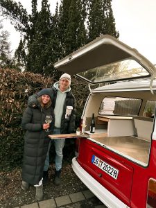 junges Pärchen im Winter mit Wein vor Bulli - Vanlife Weinheimat Württemberg