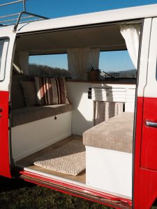 Inneres von einem Van neu ausgestattet in der Sonne - Weinheimat Bulli Restaurierung