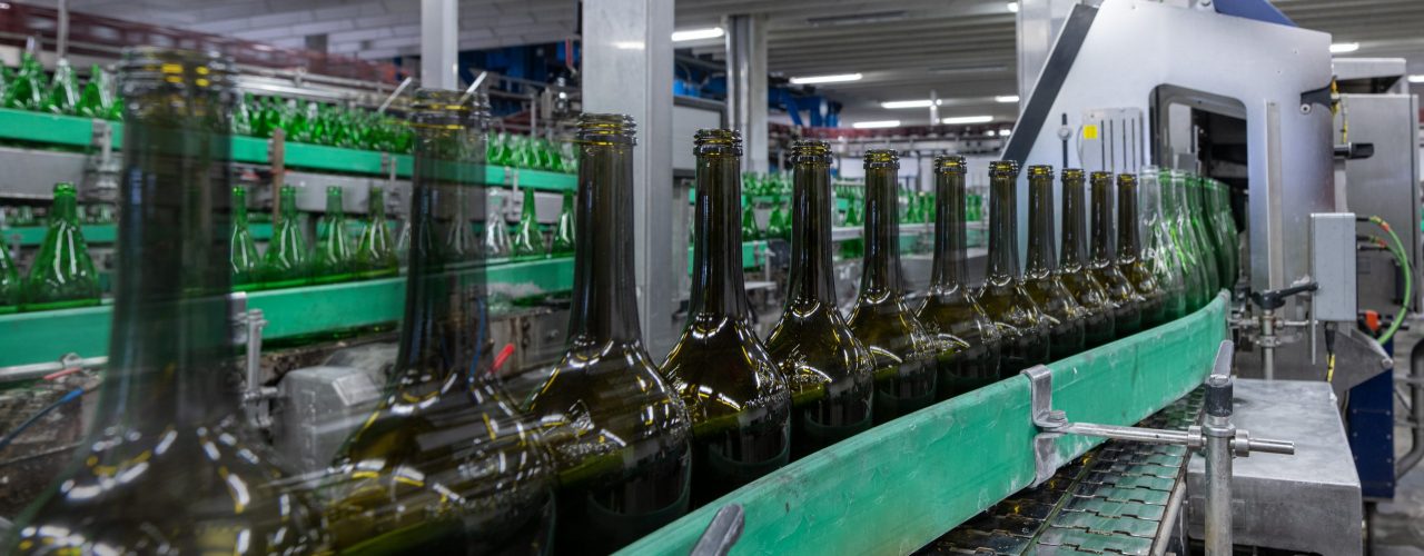Mehrweg-Flaschen der Weinheimat württemberg in der Spülanlage der WSG