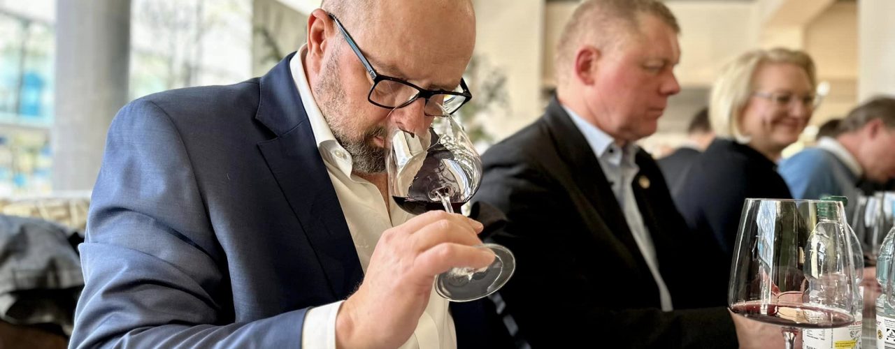 Heilbronner Bürgerwein: Harald Scholl riecht in sein Weinglas, im Hintergrund ein weiterer Teilnehmer der Verkostung