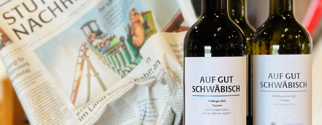 Die beiden Weine von Collegium Wirtemberg und Stuttgarter Nachrichten vor einer Ausgabe der Stuttgarter Nachrichten
