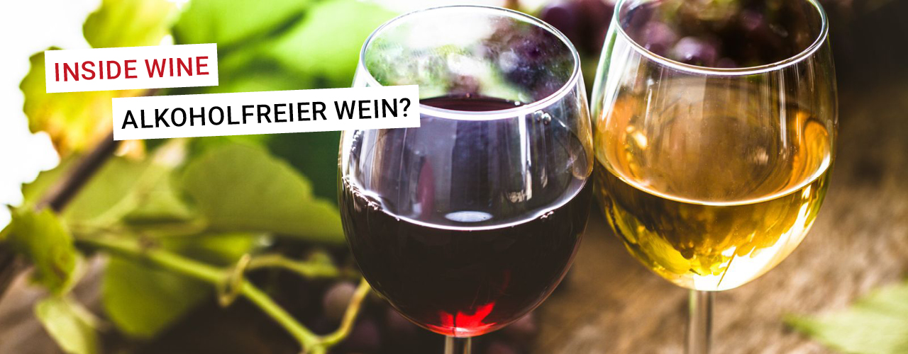 Ein Rotweinglas und ein Weißweinglas stehen nebeneinander auf einem Tisch, Thema alkoholfreier Wein