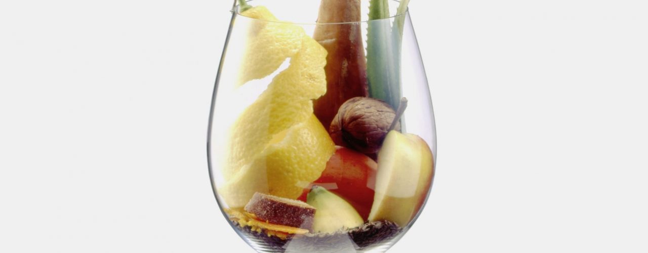 Symbolbild Aromasorten: Früchte, die das Aromenbild des Müller-Thurgau ausmachen, in einem Weinglas