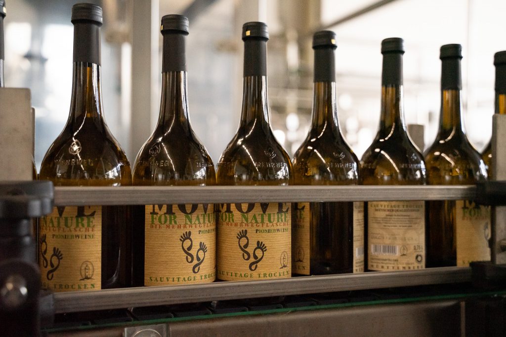 Der Sauvitage trocken "Move for Nature" der Heuchelberg Weingärtner zählt zu den ersten Weinen, die in der neuen 0,75 Liter Mehrwegflasche an den Markt kommen.