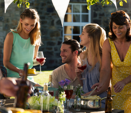 Grillzeit und Weingenuss: Die perfekten Begleiter für Euren Grillabend mit Freunden