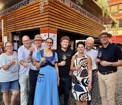 Die Jury zur Wahl des schönsten Standes auf dem Heilbronner Weindorf 2023 vor dem Siegerstand