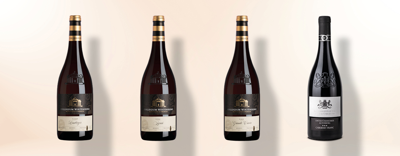 Die vier beim Deutschen Rotweinpreis 2023 ausgezeichneten Weine der Weinheimat Württemberg, vom Collegium Wirtemberg und der Weinmanufaktur Untertürkheim.