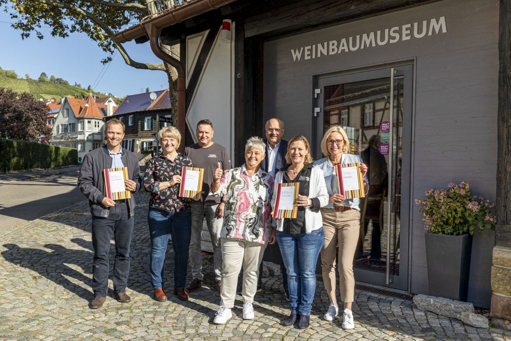 Philipp Kollmar, Sonja Zaiß, Holger Seif, Andrea Gehrlach, Bernd Munk, Ramona Fischer und Saskia Wörthwein vor dem Weinbaumuseum Stuttgart