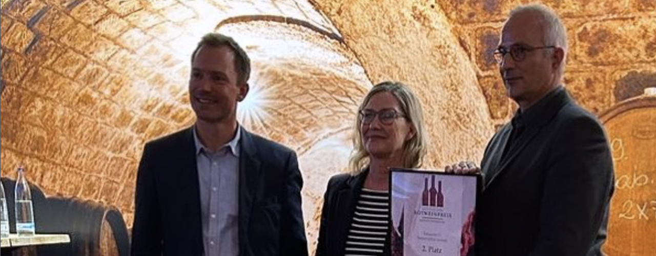 Übergabe der Urkunde von Meiningers Rotweinpreis 2023 durch den Meininger Verlag an Collegiums-Geschäftsführer Philipp Kollmar und Vorstand Rainer Bubeck.