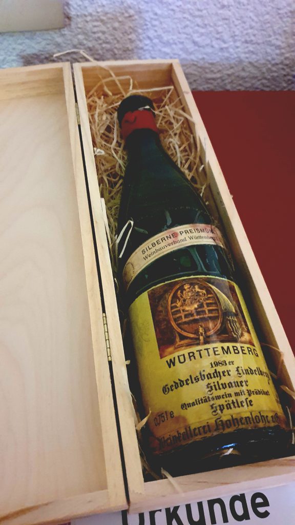 Eine Flasche Silvaner Spätlese der Weinkellerei Hohenlohe aus den 80er Jahren