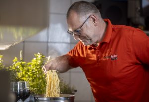 Nudeln sind was feines: Chruistian Waibel fischt mit einer Gabel Spaghetti aus dem Kochtopf