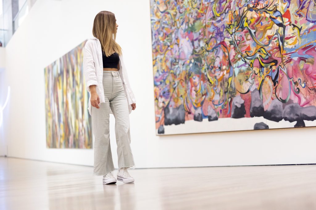 Junge Frau läuft durch das Stuttgarter Kunstmuseum