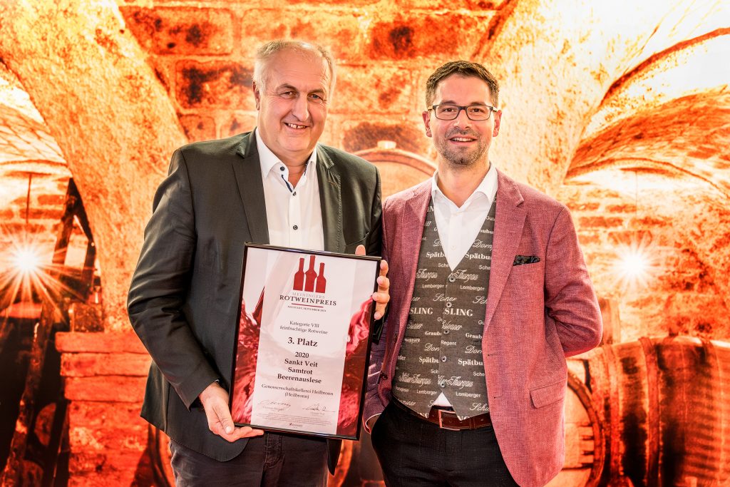 Übergabe der Urkunde für Meiningers Rotweinpreis an Justin Kircher, Vorstand der Genossenschaftskellerei Heilbronn