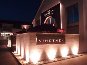 Weinkonvent Dürrenzimmer, Eingangstor am Abend, mit Licht angestrahlt