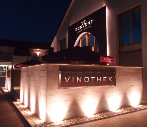 Weinkonvent Dürrenzimmer, Eingangstor am Abend, mit Licht angestrahlt