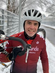 Sebastian Holler schultert sein Fahrrad