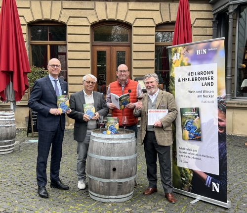 Von links vor der Kulisse der Wein Villa in Heilbronn: Co-Autor Steffen Schoch, Autor Rudolf Knoll, Co-Autor Kilian Krauth und Verleger Axel Dielmann (Verleger)