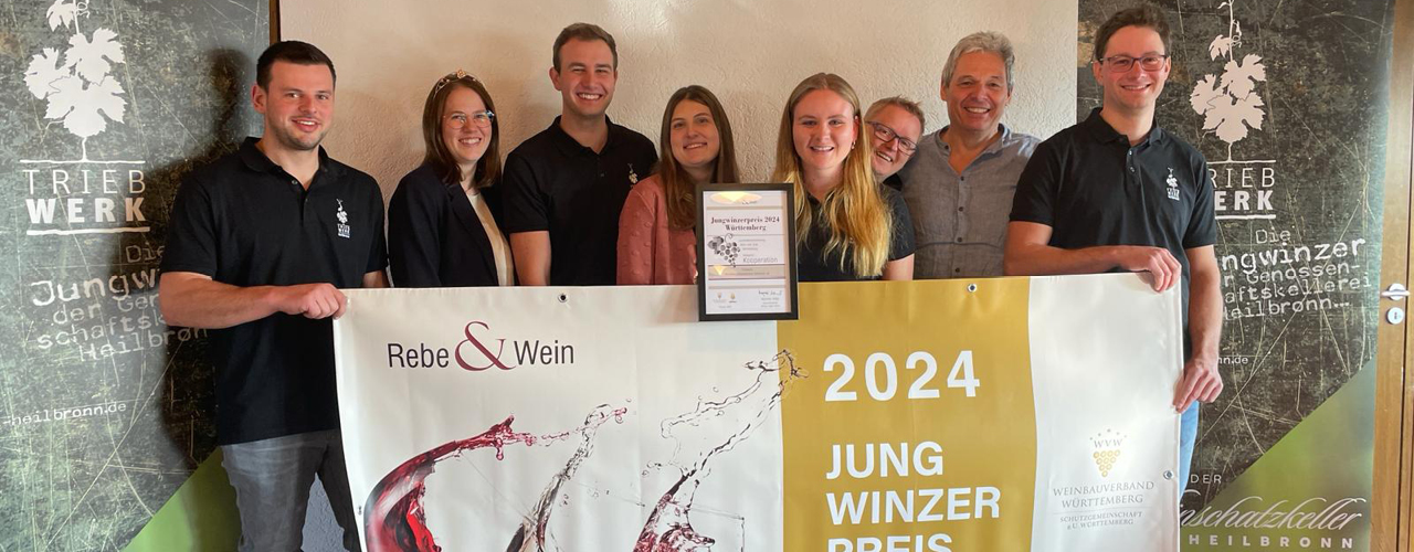 Mitglieder der Jungwinzervereinigung Triebwerk bei der Ehrung mit dem Jungwinzerpreis 2024, mit auf dem Bild ist die amtierende Württemberger Weinkönigin Larissa Salcher