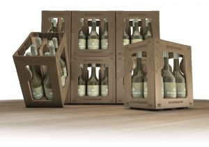 Der neue 0,75-Liter-Mehrwegkasten der Wein-Mehrweg eG im Modell, mehrere Kästen im Ensemble.