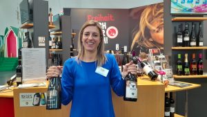 Carolin Bordon mit zwei der Neuheiten der Genossenschaftskellerei: Dem Weißburgunder trocken "Unchained" und dem "Mähwerk Wein".