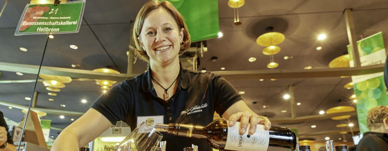 Lea Hartmann von der Genossenschaftskellerei Heilbronn schenkt Wein aus.