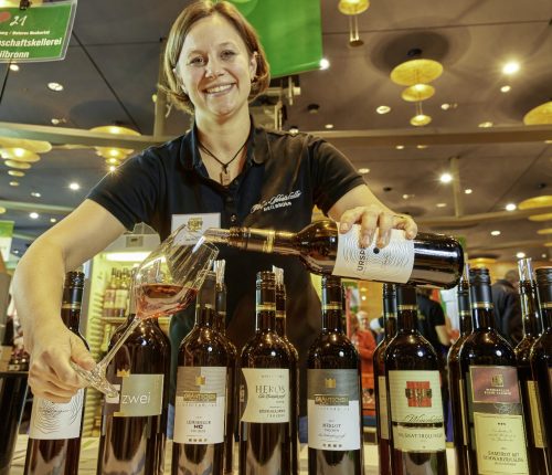 Lea Hartmann von der Genossenschaftskellerei Heilbronn schenkt Wein aus.